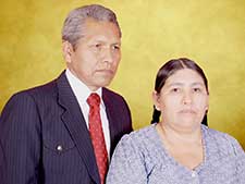 Pastor Lucio Taquichiri con su familia