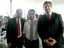 Congregación y obreros con el Pastor Lucio