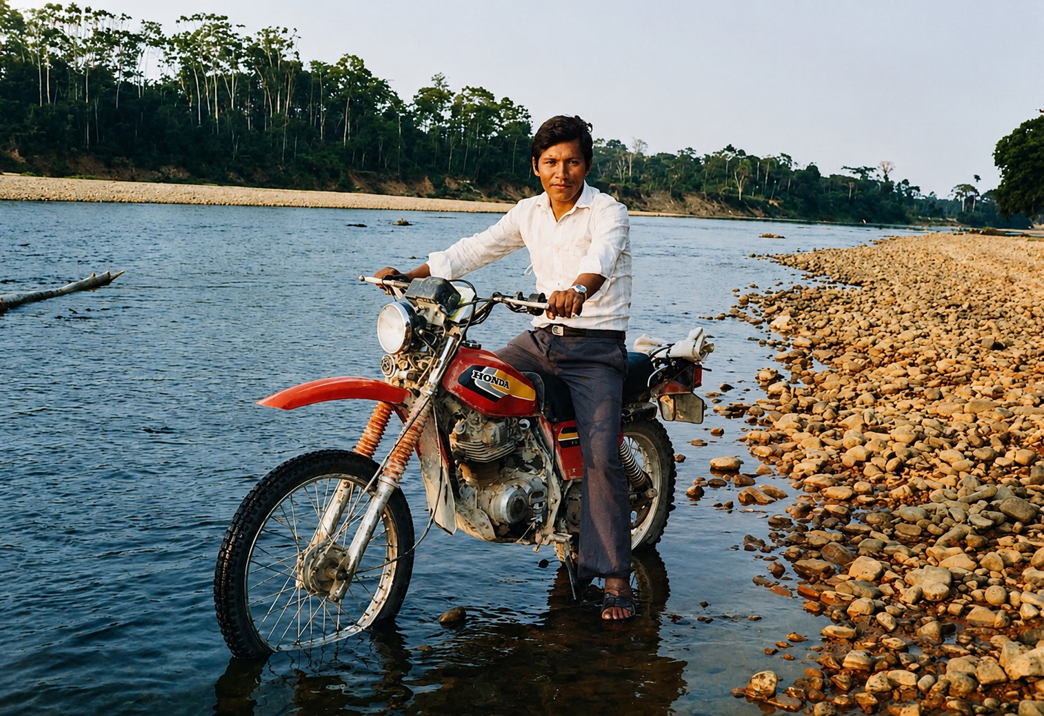 Pastor Lucio cruzando un río en motocicleta