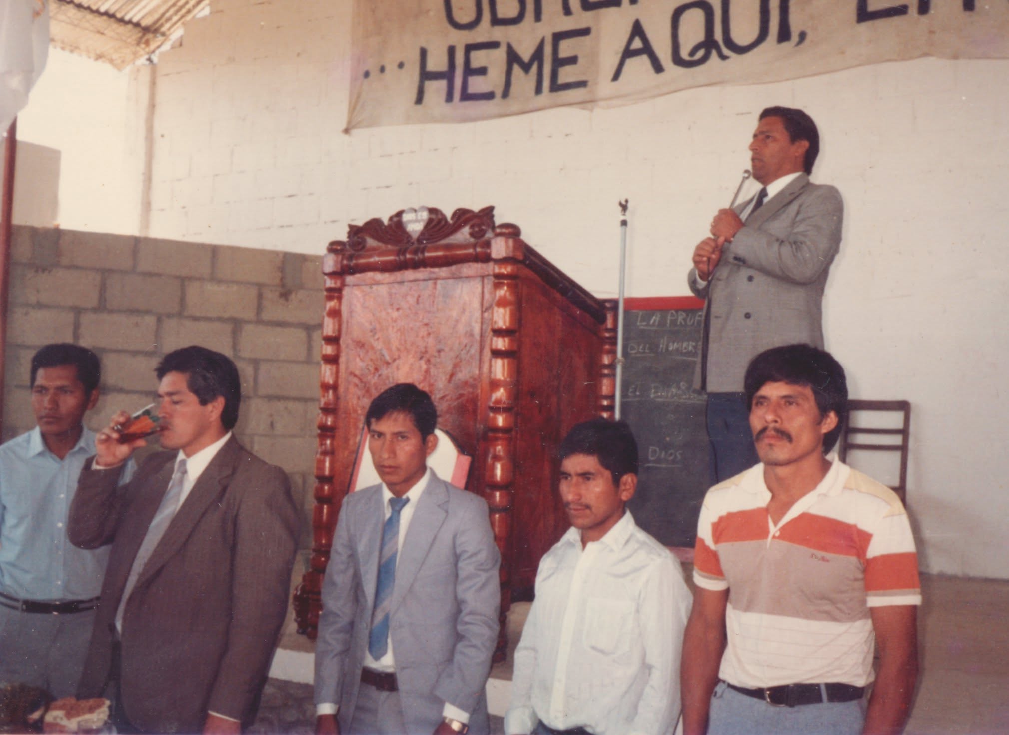 Pastor Nicolás Apahaza predicando