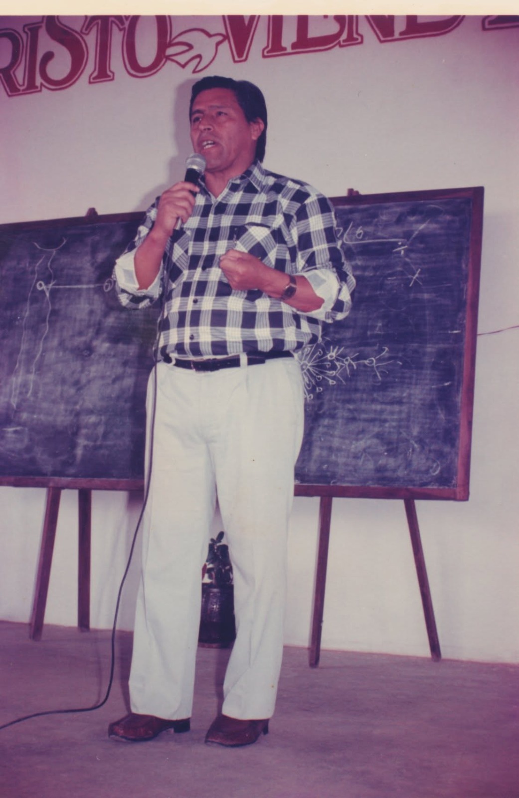 Pastor Nicolás Apahaza predicando